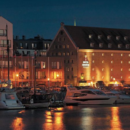 فندق جدانسك بوتيك غدانسك المظهر الخارجي الصورة The hotel at night